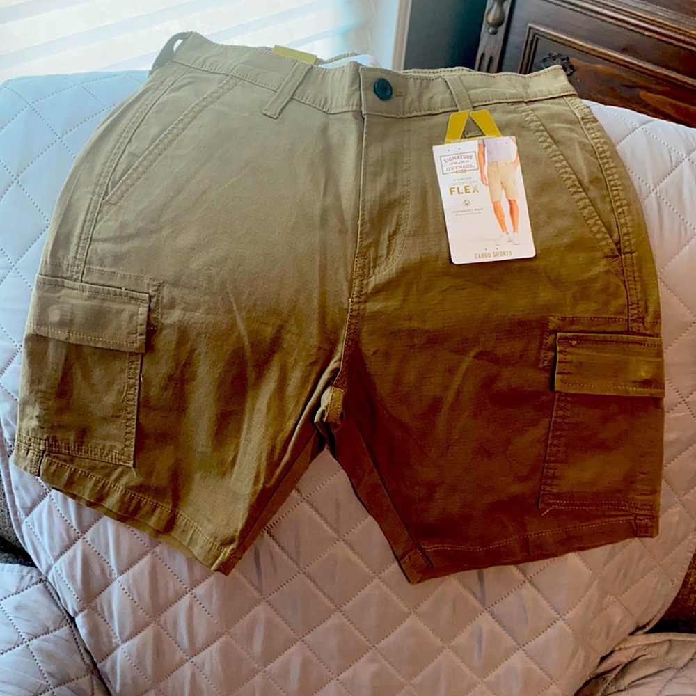 Levi Cargo shorts size 28